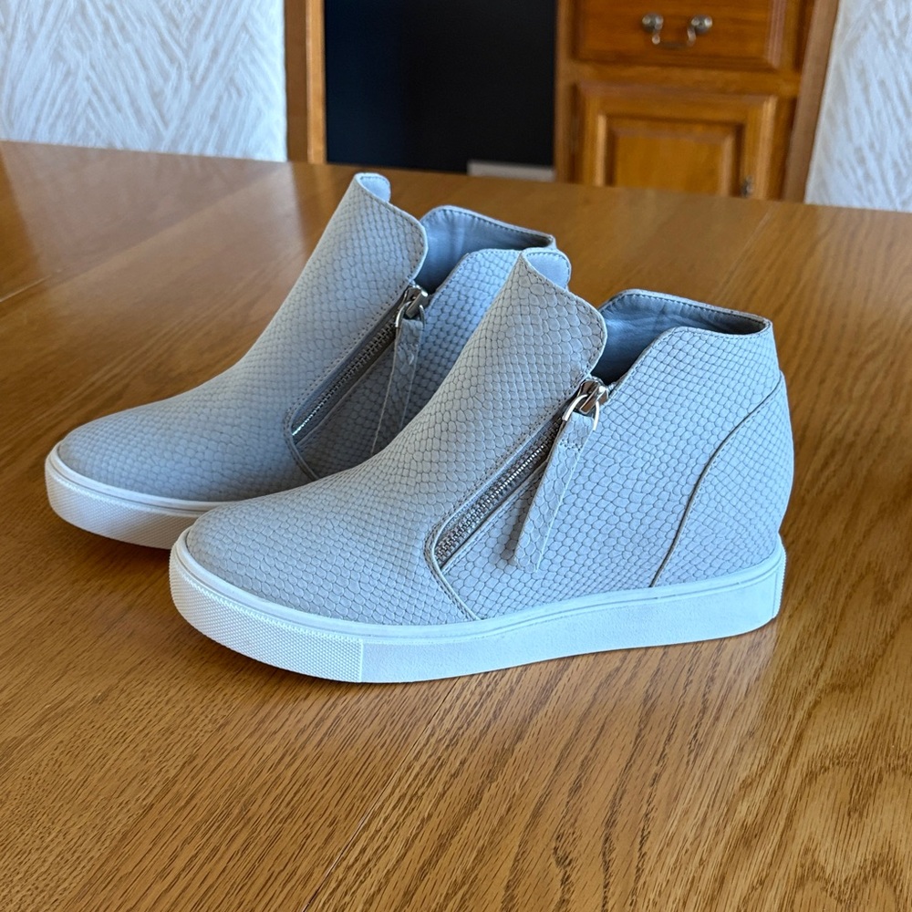 JF Women's Light Gray Wedge Ankle Bootie with Side Zippers Like New